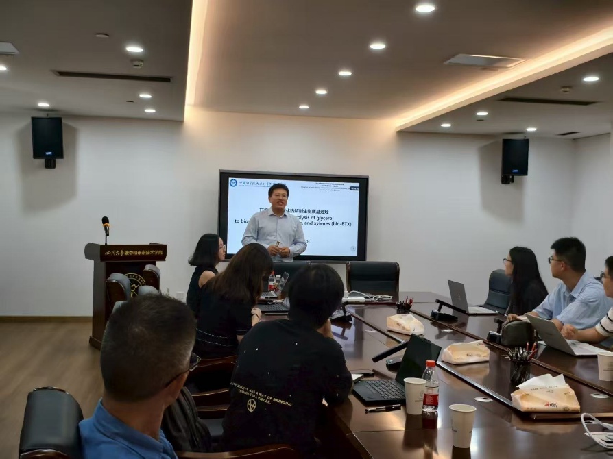 会议室里的人们AI 生成的内容可能不正确。